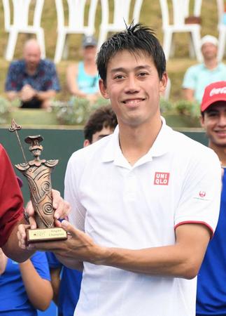 　復帰戦で優勝し、トロフィーを手に笑顔の錦織圭