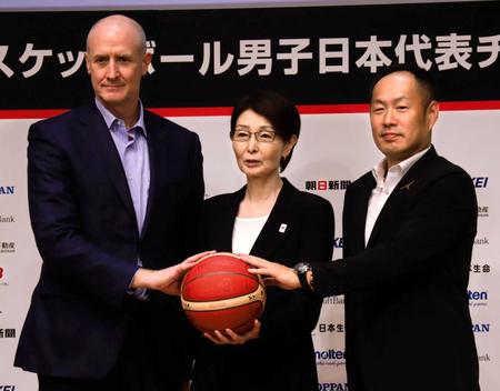 　会見に出席した（左から）トム・ホーバス監督、日本バスケットボール協会・三屋裕子会長、同協会の東野智弥委員長