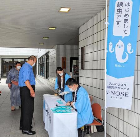 　検体を提出する元小結高見盛の東関親方（左）