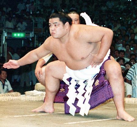 　土俵入りを披露する横綱北勝海（現八角理事長）＝１９８７年７月、愛知県体育館