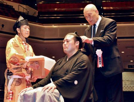 元幕内豊山、断髪式で涙　昨年１１月引退、トレーナー