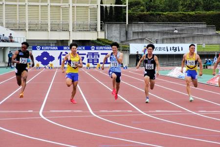 　男子１００メートル決勝で２位に入った多田修平（中央）