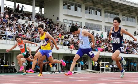 　男子１００メートル決勝　10秒17で優勝した鈴木涼太（左から２人目）。同３人目は２位の多田修平