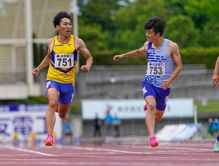　男子１００メートル決勝でゴールする鈴木涼太（左）と２位の多田修平