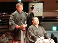 　師匠の時津風親方（左）に止めばさみを入れられ、万感の表情を浮かべる元幕内豊山の小柳亮太氏