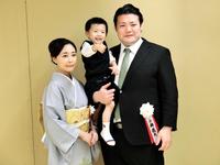 　整髪を終え、真梨絵夫人（左）、長男（中央）と記念撮影する元幕内豊山の小柳亮太氏