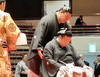 　元豊山の小柳亮太氏（手前）をねぎらう正代