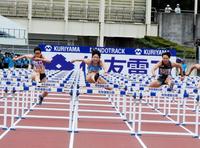 　女子１００メートル障害で日本選手権覇者の寺田明日香（右）を制して優勝した青木益未（中央）