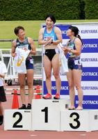 　女子１００メートル障害で日本選手権覇者の寺田明日香（左）、日本記録保持者の福部真子（右）を制して優勝した青木益未