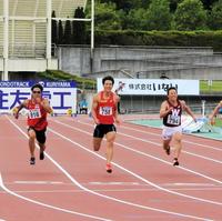 　Ｂ決勝で１着になった山縣亮太（中央）