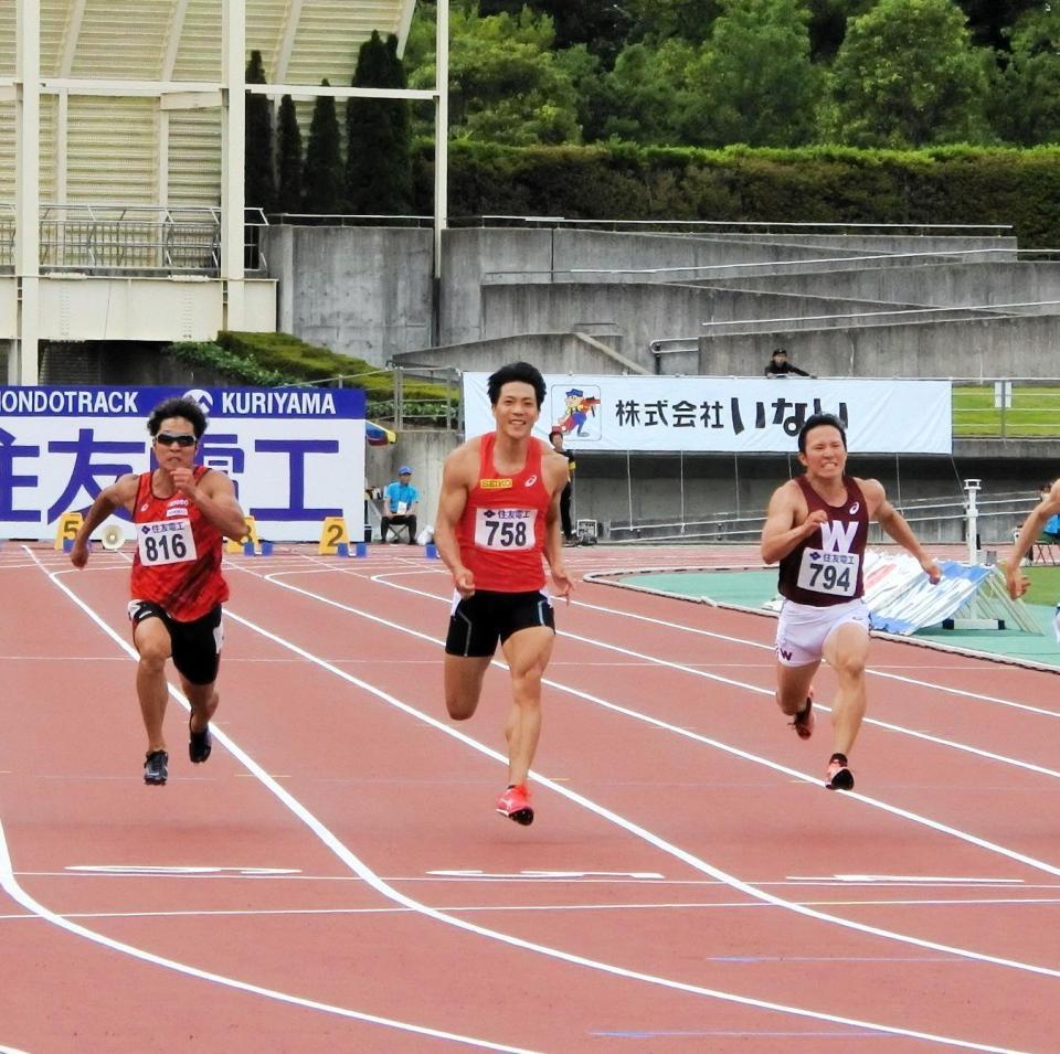 　Ｂ決勝で１着になった山縣亮太（中央）