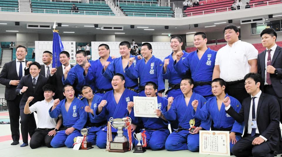 　国士舘大を１６年ぶりの優勝に導いた斉藤立（前列左から４人目）