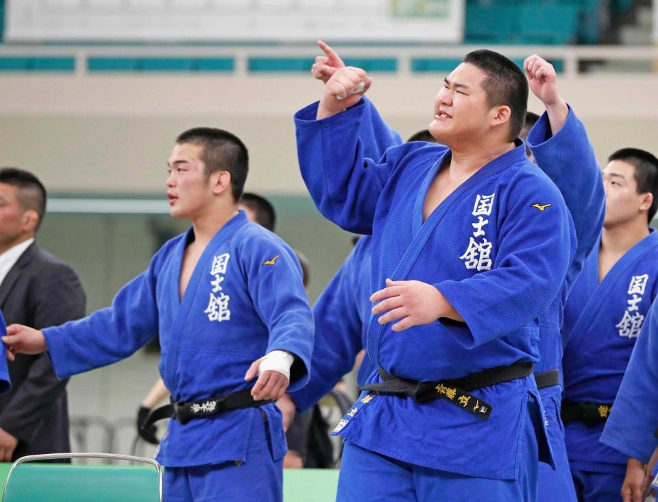 　体重無差別の男子７人制で優勝し、観客席にガッツポーズする国士舘大の斉藤立（手前）ら