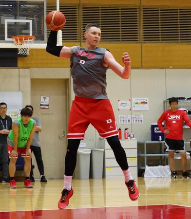 　リバウンドから攻撃に転じるホーキンソン・ジョシュ（撮影・吉澤敬太）