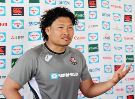 　練習後に取材に応じる稲垣