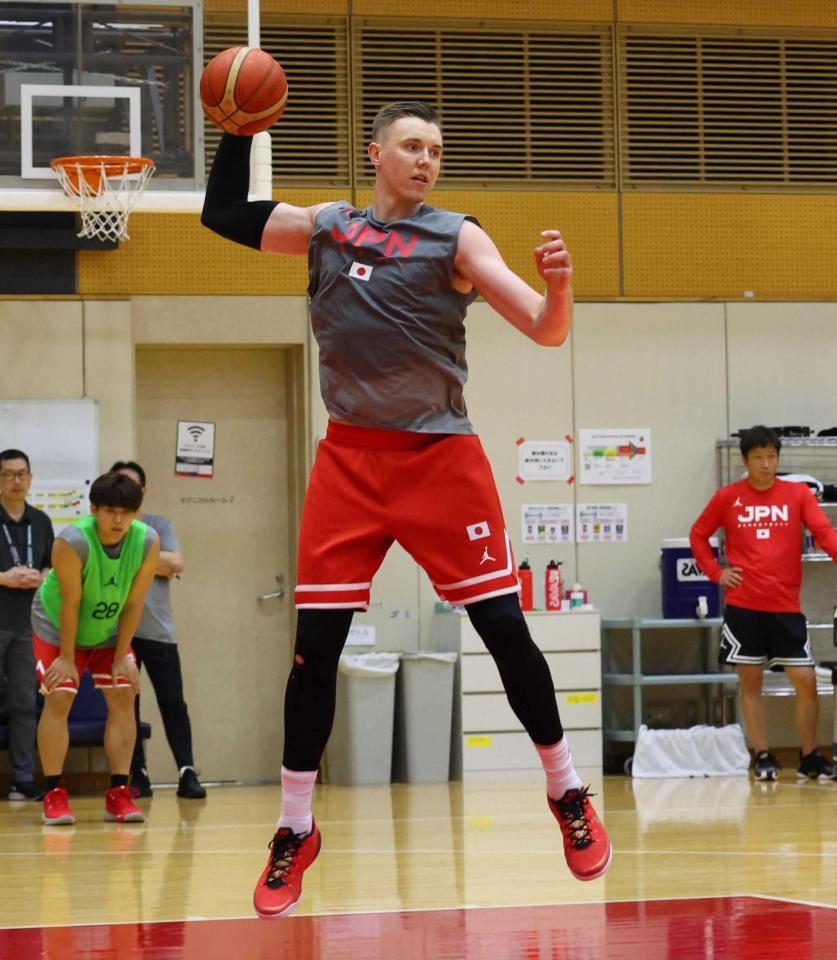 　リバウンドから攻撃に転じるホーキンソン・ジョシュ（撮影・吉澤敬太）