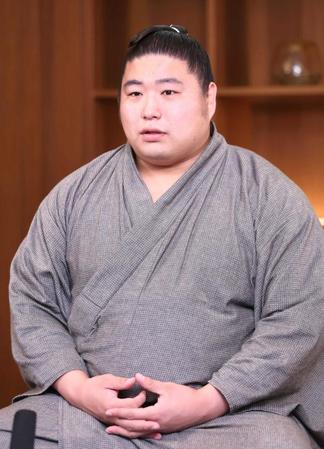 　名古屋場所に向け抱負を語る若元春（代表撮影）