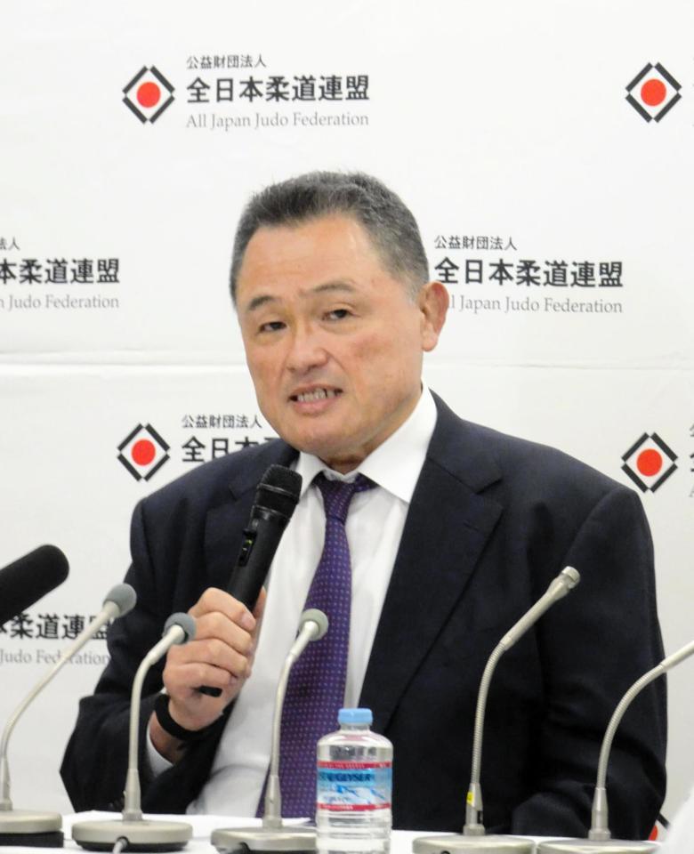 　全柔連会長から退任し、会見した山下泰裕氏