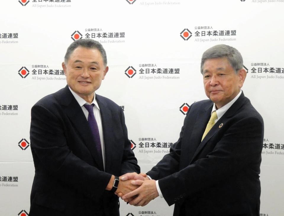 　全柔連の会長を退任した山下泰裕氏（左）と中村真一新会長