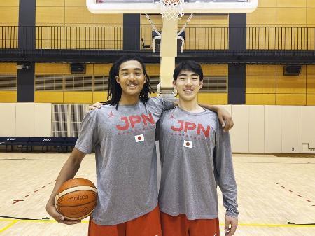 　Ｕ１９男子日本代表のジェイコブス晶（左）と川島悠翔＝５月、東京都北区の味の素ナショナルトレーニングセンター（日本バスケットボール協会提供）