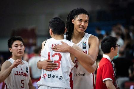 　８強入りし喜ぶジェイコブス（左から３人目）。左端は岡田＝ハンガリー（＠ｎｅｘｔｇｅｎｈｏｏｐｓ）