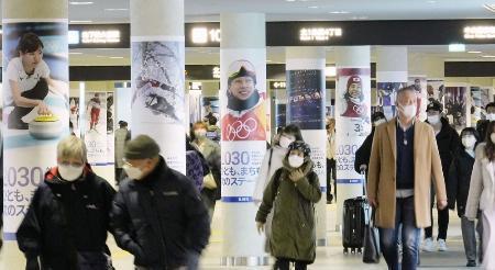 　札幌市中心部の地下街に掲示されたオリンピック選手らのポスター＝２０２２年２月