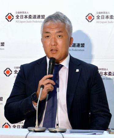 　記者会見でパリ五輪代表内定選手を発表する柔道男子日本代表の鈴木桂治監督＝２９日、東京都文京区の講道館