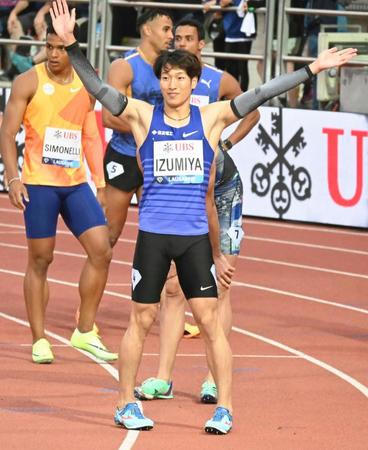 　男子１１０メートル障害を制し、手を振る泉谷駿介