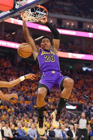 　ウォリアーズ戦でダンクシュートを決めるレーカーズの八村＝２３年５月（ゲッティ＝共同）