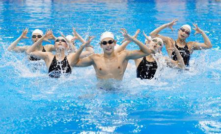　公開練習で演技するアーティスティックスイミング日本代表＝東京都北区の国立スポーツ科学センター