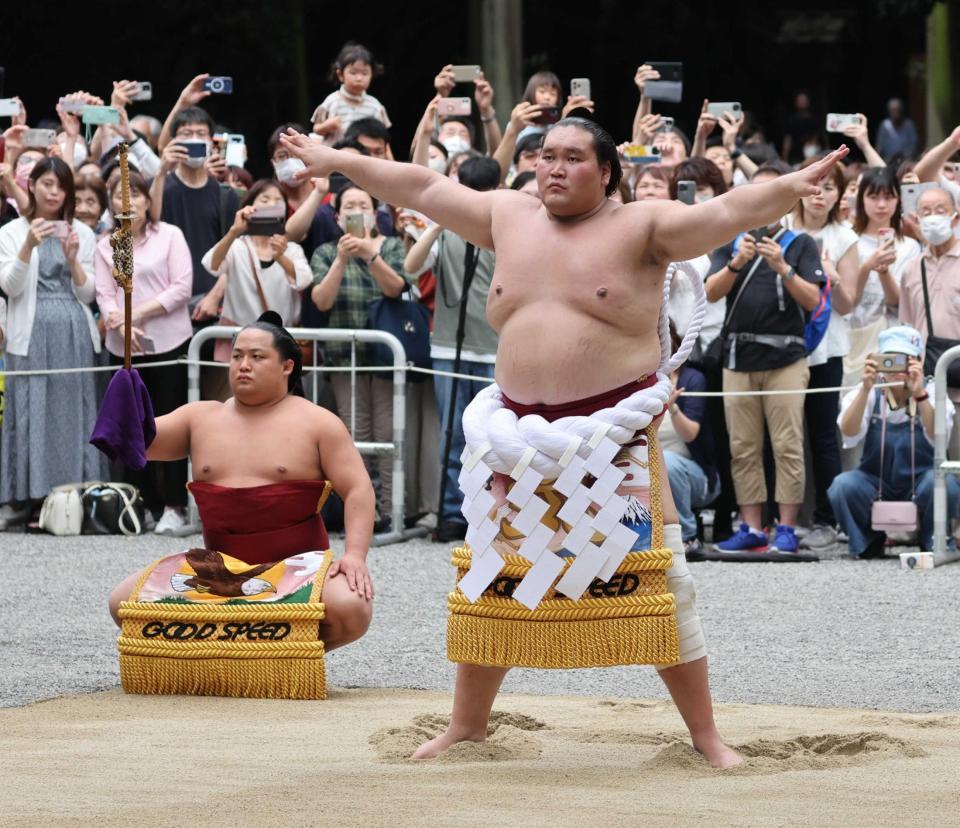 　奉納土俵入りを披露する横綱照ノ富士（右）