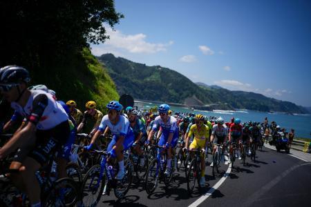 　ツール・ド・フランス第３ステージ、ビスケー湾に臨むバスク地方の絶景の中を駆け抜けるペロトン（集団）＝３日（ＡＰ＝共同）