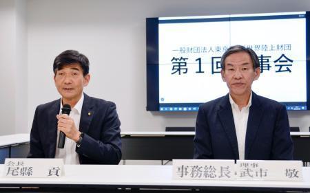 　取材対応する「東京２０２５世界陸上財団」の尾県貢会長（左）と武市敬事務総長＝４日、東京都内