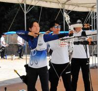 　練習を公開した東京五輪代表の山内梓（左）