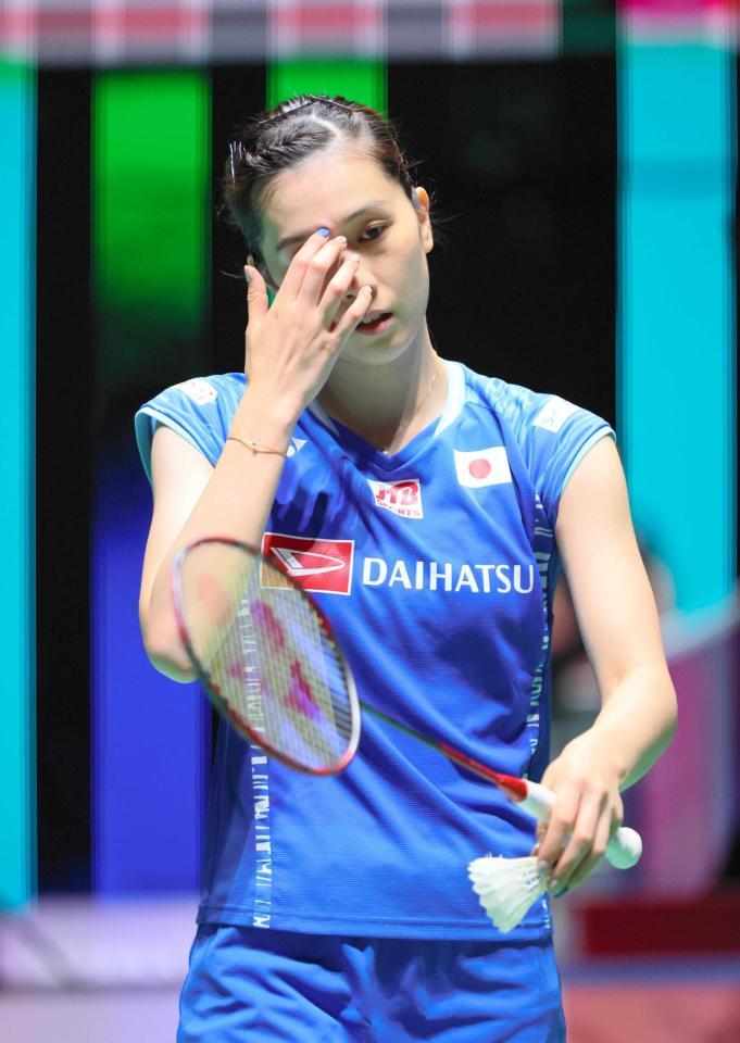 　女子シングルス１回戦で敗れ、引き上げる大堀彩＝２０２２年８月