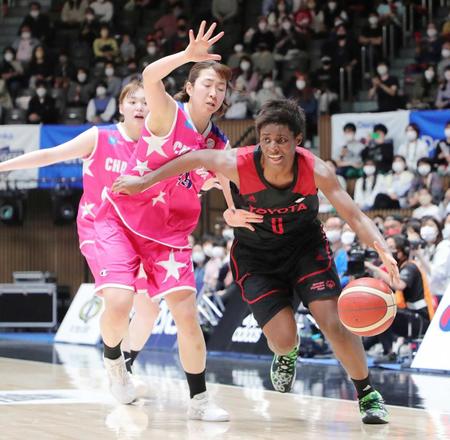 　プレーオフ準決勝第１戦のトヨタ自動車－シャンソン化粧品の第２クオーター、攻め込むトヨタ自動車の馬瓜エブリン（右端）＝２０２２年