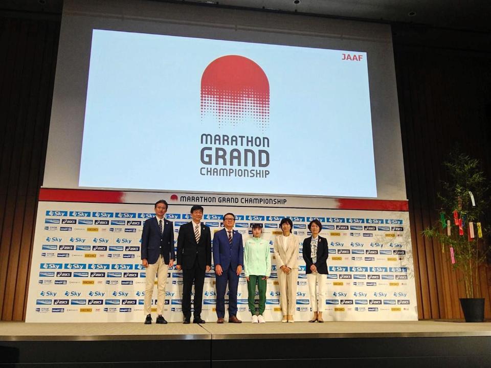 　会見に出席した（左から）高岡寿成氏、尾県貢氏、瀬古利彦氏、細田あい、高橋尚子氏、有森裕子氏