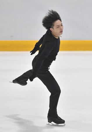 　練習を行う三浦佳生（撮影・石井剣太郎）