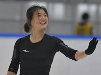 　練習を終え、ファンに手を振る坂本花織（撮影・石井剣太郎）