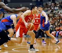 　第３クオーター、攻め込む富永