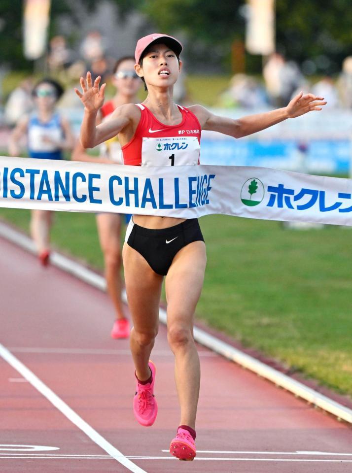 　女子５０００メートルＡで優勝した広中璃梨佳