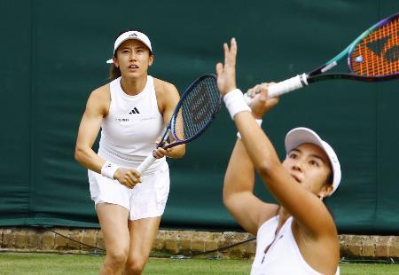 　女子ダブルス２回戦でプレーする加藤未唯（左）、アルディラ・スーチャディ組＝ウィンブルドン（共同）