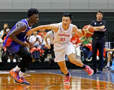 　ドリブルで攻め込む富永