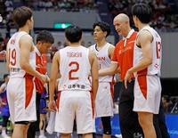 　指示を出すホーバス監督（右から２人目）