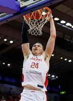 　ダンクシュートを決めるホーキンソン