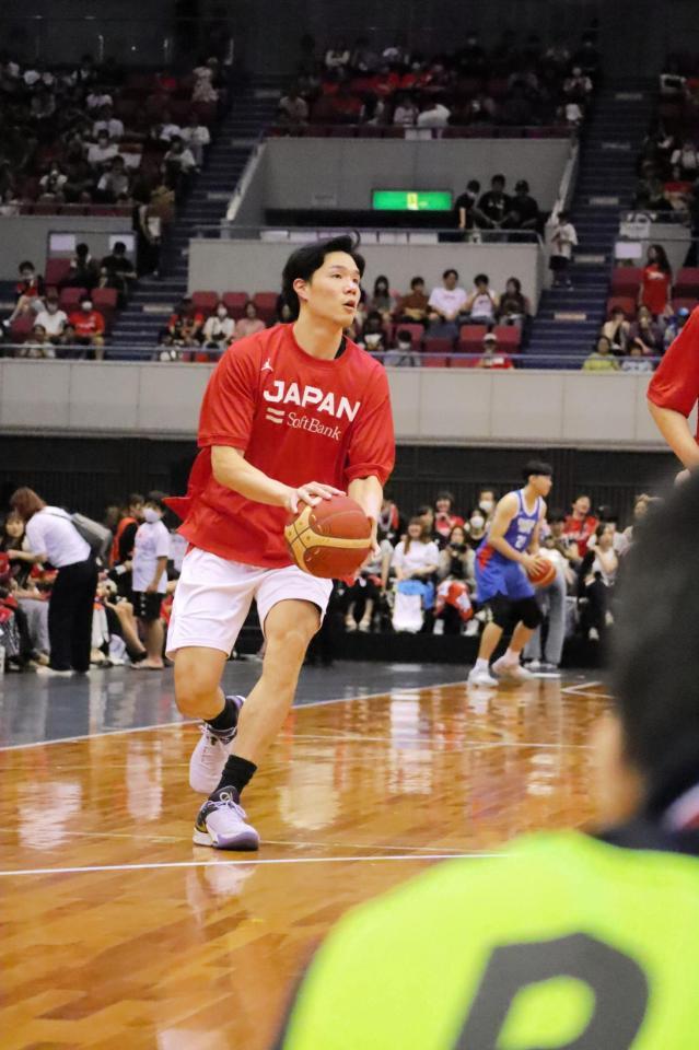 　試合前練習を行う馬場