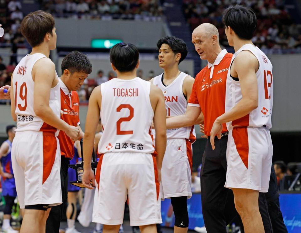 　指示を出すホーバス監督（右から２人目）