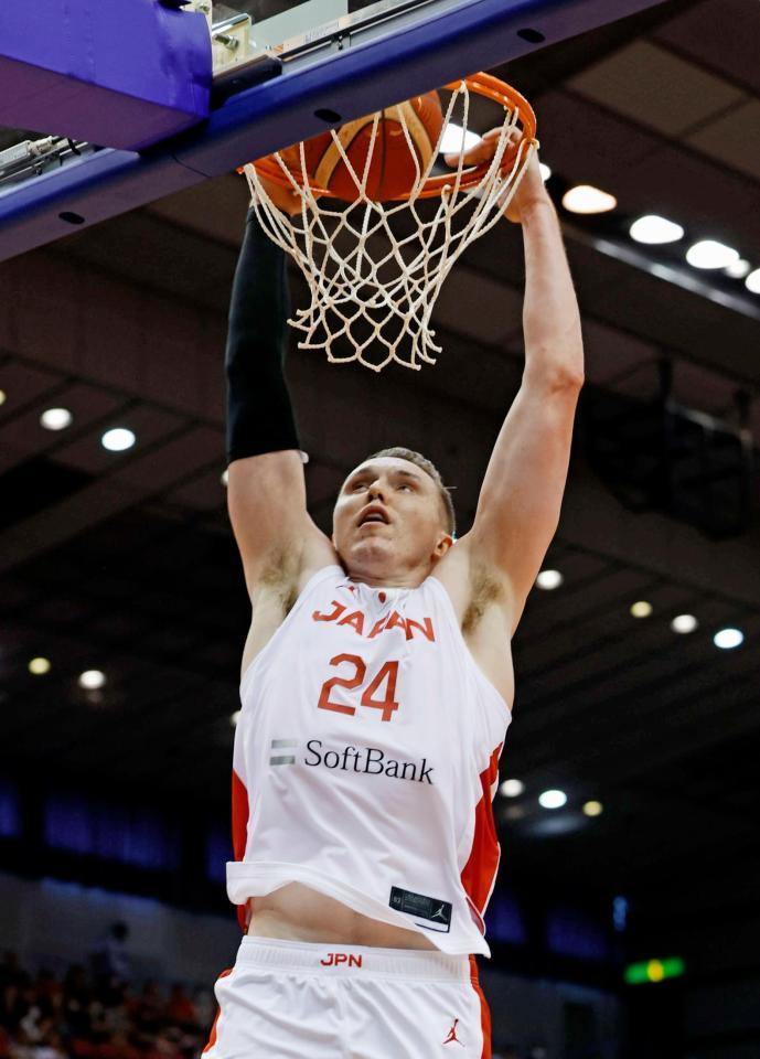 　ダンクシュートを決めるホーキンソン