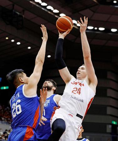 　第１Ｑ、シュートを決めるホーキンソン（２４）