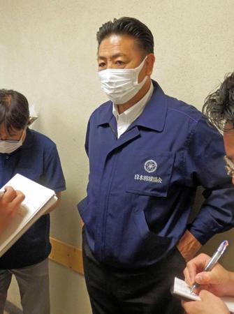 　取材に応じる陸奥親方